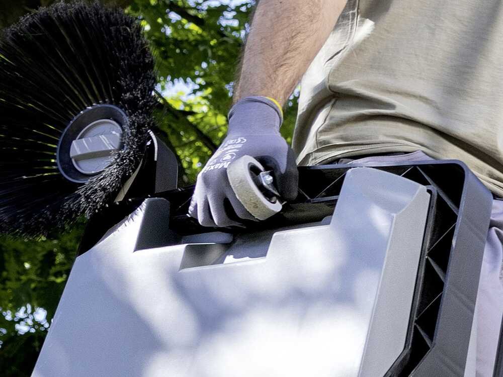 karcher-km-70-15-c-classic-balayeuse-manuelle-pousse-manuelle-avec-bac-de-ramassage-caractristiques-principales--65117_2_1755674788_IMG_68a578a47d0a0